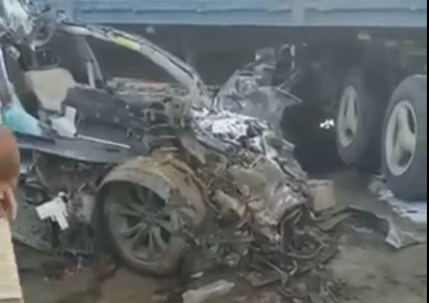 Bakıda BMW yük maşınına çırpıldı: ölən var - VİDEO