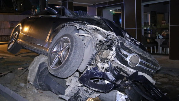 Mercedes из России протаранил фонарный столб на проспекте Азадлыг - ВИДЕО