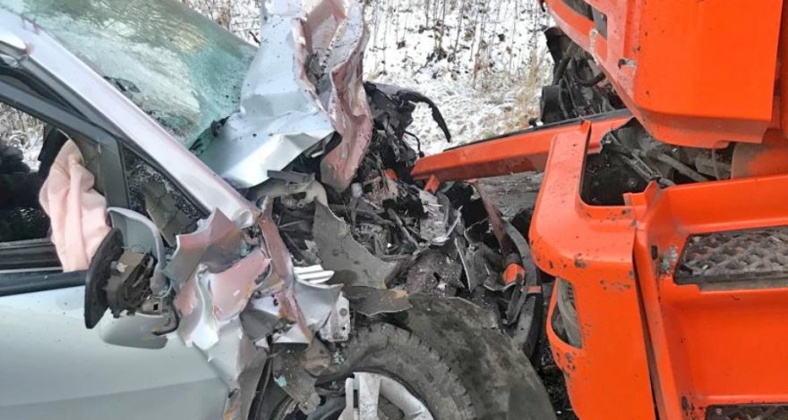 Водитель легковушки погиб в результате столкновения с грузовиком в Баку - ВИДЕО - ОБНОВЛЕНО