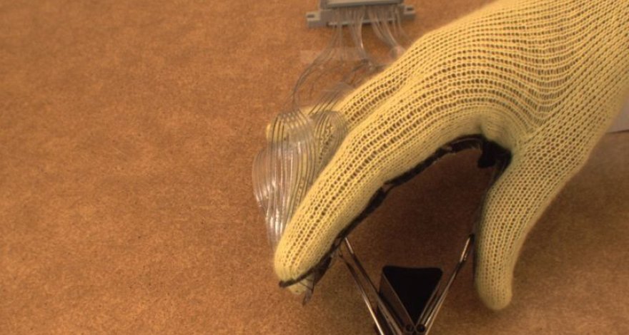 Создана перчатка, которая поможет людям с протезами ощущать объекты