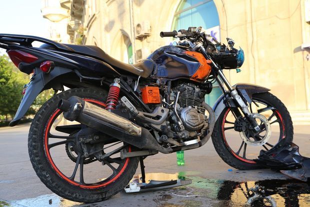 В Баку парень и девушка врезались на мотоцикле в столб - ФОТО/ВИДЕО