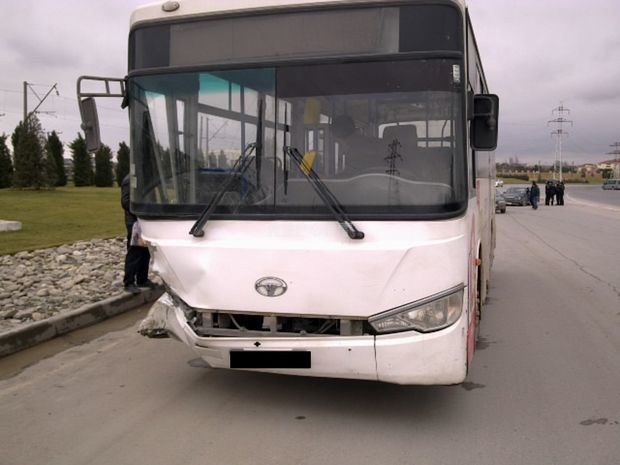 Bakıda avtobus piknikə gedən iki uşağı vurdu: vəziyyətləri ağırdır