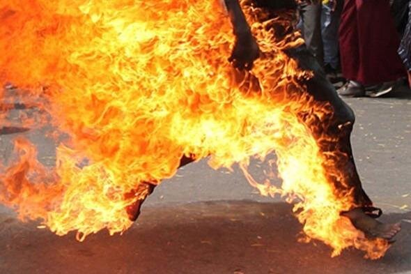 Azərbaycanda DƏHŞƏT: İki uşaq atası özünü yandırdı