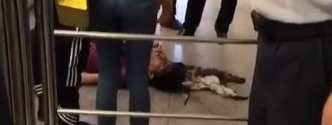 Metroda gənc oğlanın halı pisləşdi, heç kim kömək etmədi - video