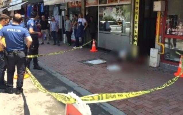 Küçənin ortasında qanlı olay - Boğazını kəsdi + Video