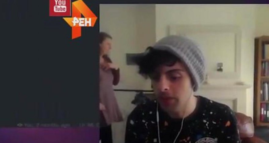 Мать блогера попыталась незаметно проползти во время прямого эфира и рассмешила всех – ВИДЕО