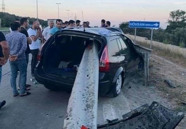 В Баку машина врезалась в железное ограждение - ФОТО