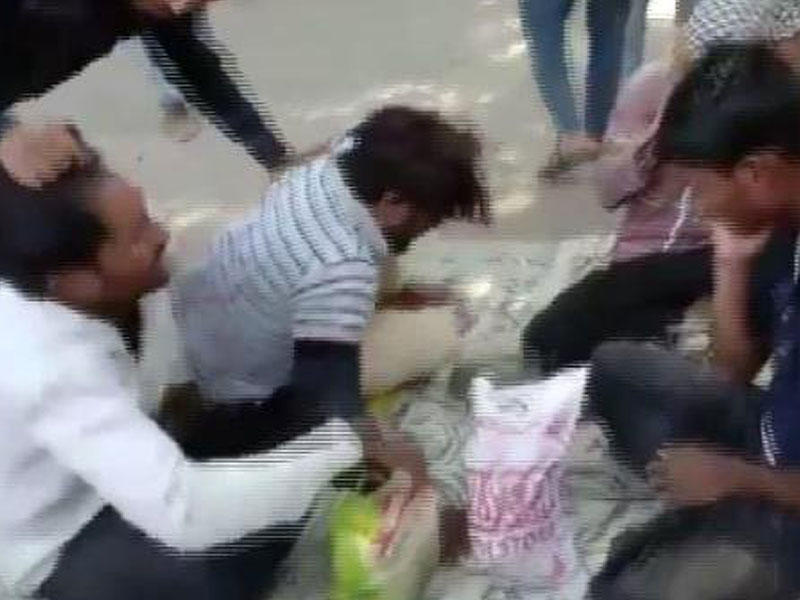 Hindistanda müsəlmanlar inək əti yediklərinə görə döyüldülər - VİDEO - FOTO