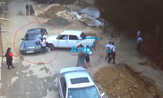 Taksi sürücüsü məktəbliləri qəsdən vurub əzdi - DƏHŞƏTLİ REAL GÖRÜNTÜLƏR