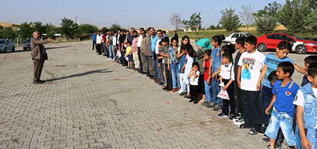 300 nəvə babanı təbrik etmək üçün sıraya düzüldü – Foto