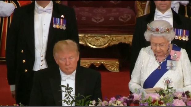 Tramp kraliçanın ziyafətində mürgülədi - VİDEO