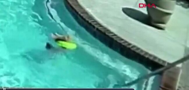 Hovuzda boğulmaq üzrə olan 3 yaşlı qardaşını xilas etdi - Günün qəhramanı oldu+ VİDEO