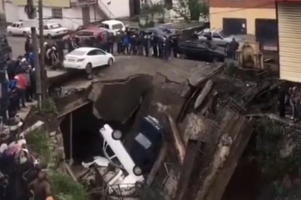 В Дагестане обрушился мост вместе с машинами - ВИДЕО