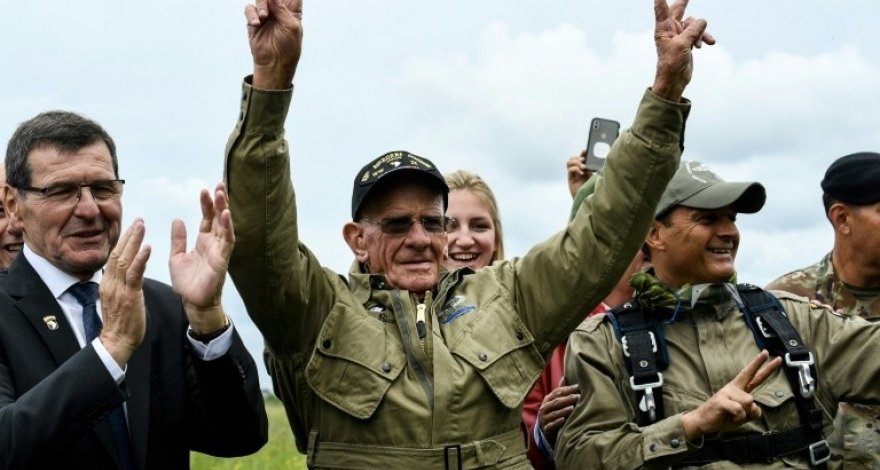 97-летний ветеран Второй Мировой Войны прыгнул с парашютом в честь высадки в Нормандии - ВИДЕО