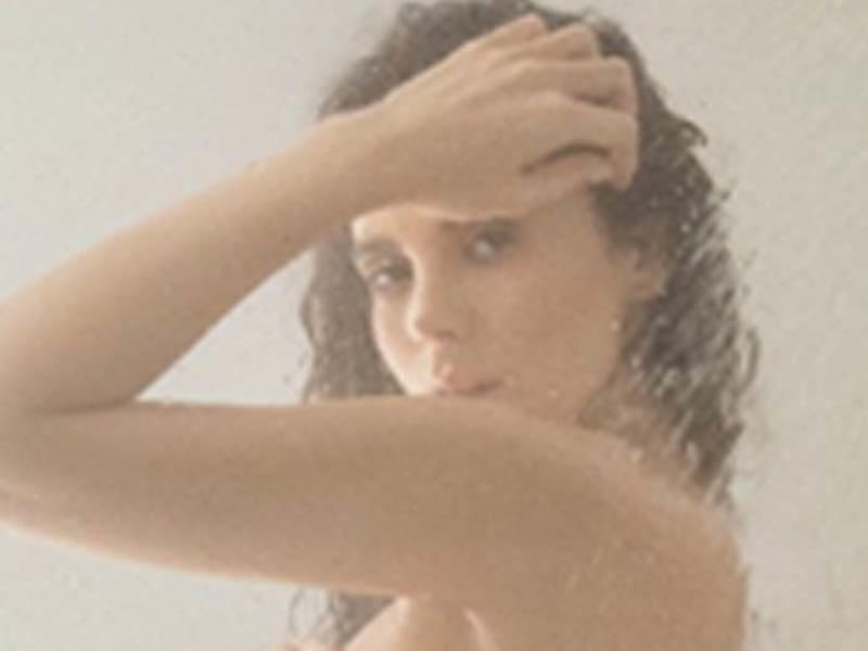 Ərə gedən müğənnidən çılpaq FOTO