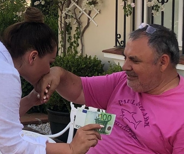 Lalə əmisinin əlini öpüb, 100 avro aldı, tənqid olundu