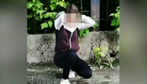 Məktəblilər 15 yaşlı qızı gölməçədən çirkli su içməyə məcbur etdilər – Video