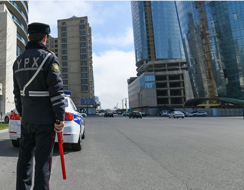 Bakıda yol polisi hamilə qadına kömək etdi - VİDEO