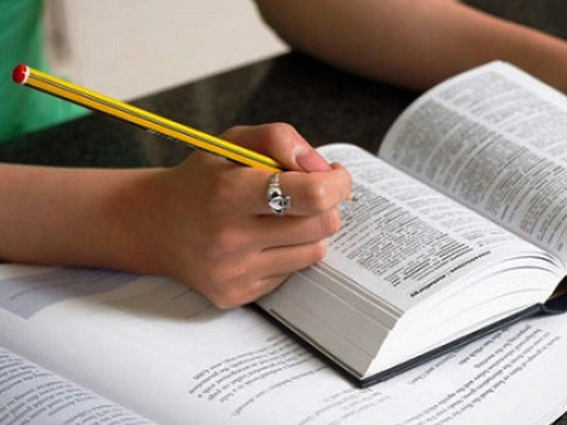 Orfoqrafiya lüğətinin çapı ləngiyəcək - Bəzi sözlər MÜBAHİSƏLİ qalır