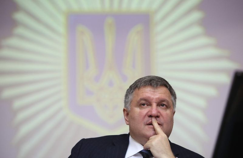 Erməni nazirin vəzifədən kənarlaşdırılması üçün petisiyada səs verənlərin sayı artır