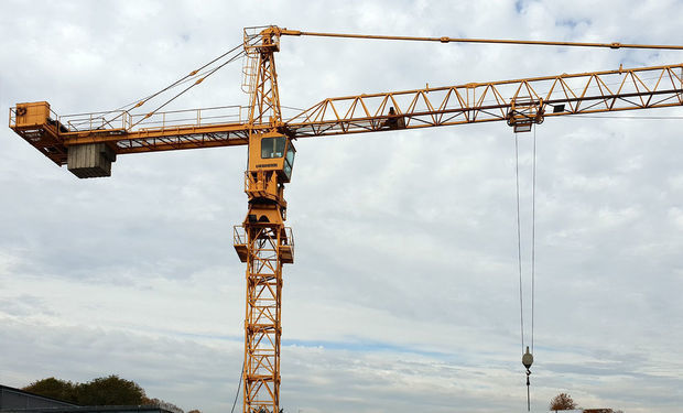 В Баку мужчина зарезал любимую и взобрался на кран