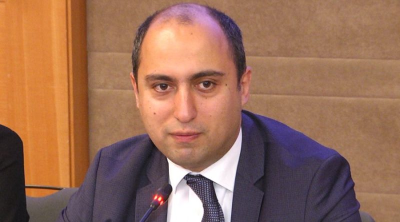 Ekspert nazirliyin şöbə müdirini “naşı və ədabaz” adlandırdı