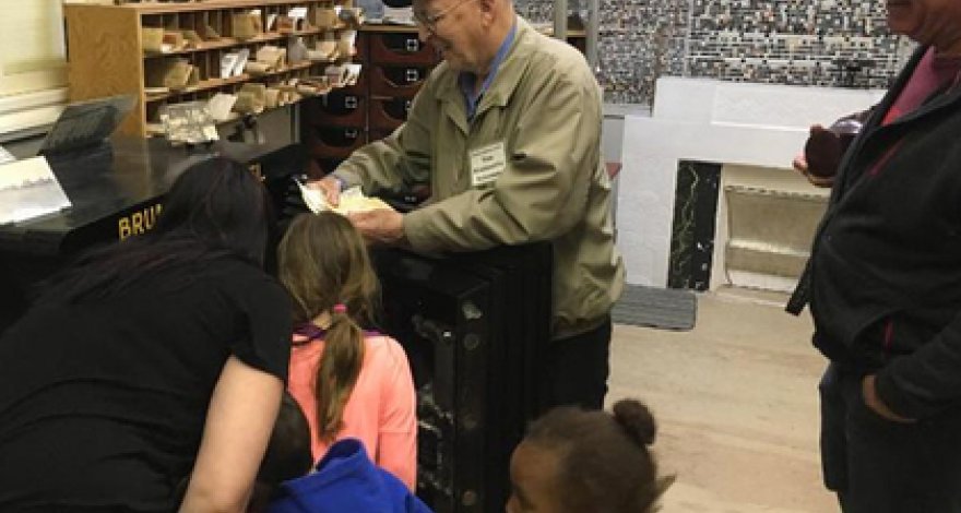 Мужчина случайно взломал запертый 40 лет назад сейф