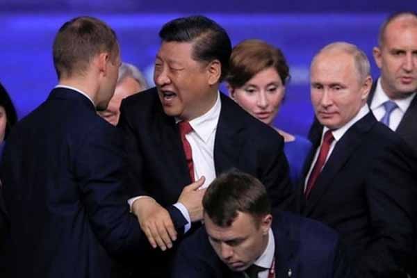 Mühafizəçi prezidenti son anda xilas etdi (VİDEO)