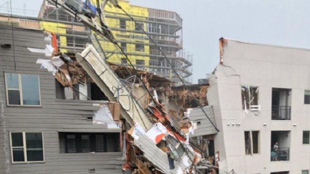 Texasda faciə: kran yaşayış binasının üstünə düşdü – FOTO/VİDEO