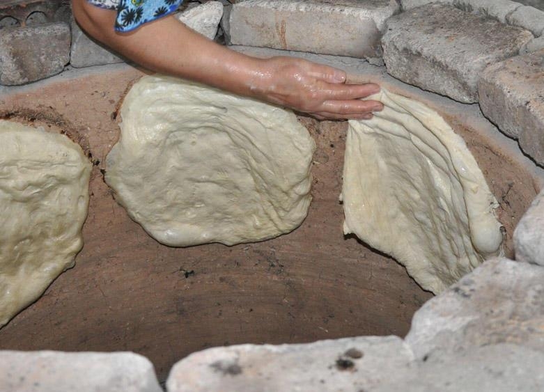 Çörək bişirən qadın təndirə düşüb yandı