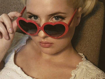 Директор выгнал сотрудницу с работы из-за шорт - ФОТО