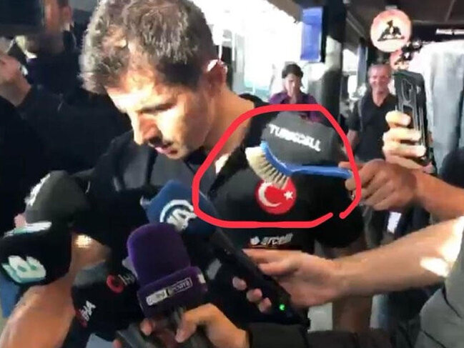 Türkiyə millisinə hörmətsizlik - Jurnalist Əmrəyə mikfrofon əvəzinə tualet fırçası uzatdı - VİDEO