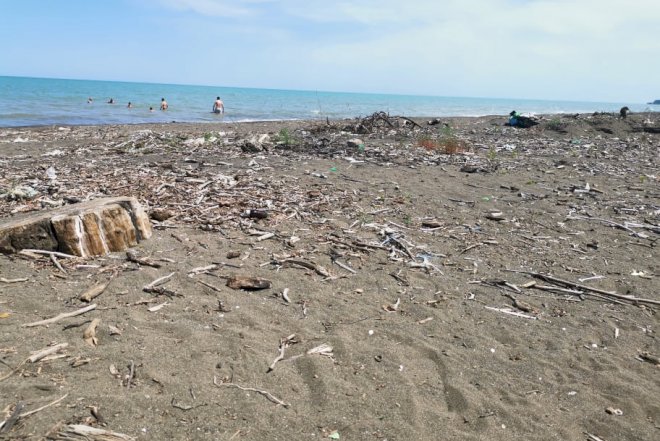 Bu çimərliyi kim dağıdır? - Fotolar