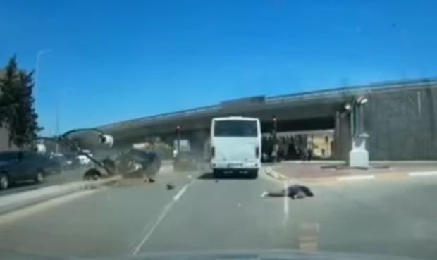 В Хырдалане автомобиль сбил попрошайку - ВИДЕО