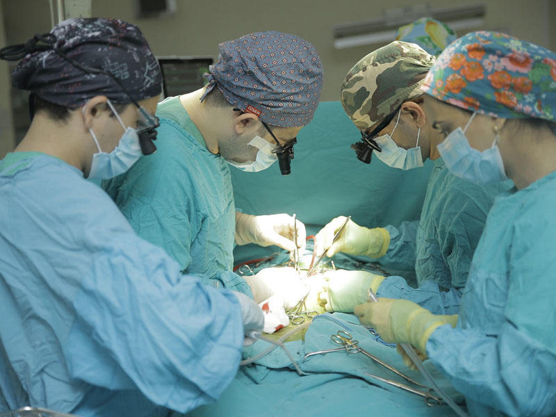 Bakıda həkimlər “göy uşağı” əməliyyat etdilər - FOTO