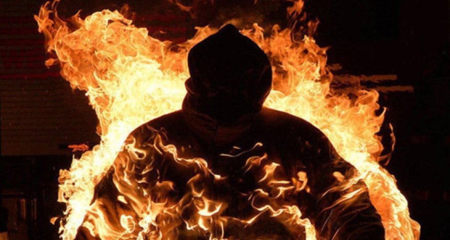 Скончался мужчина, поджегший себя из-за разлуки с детьми