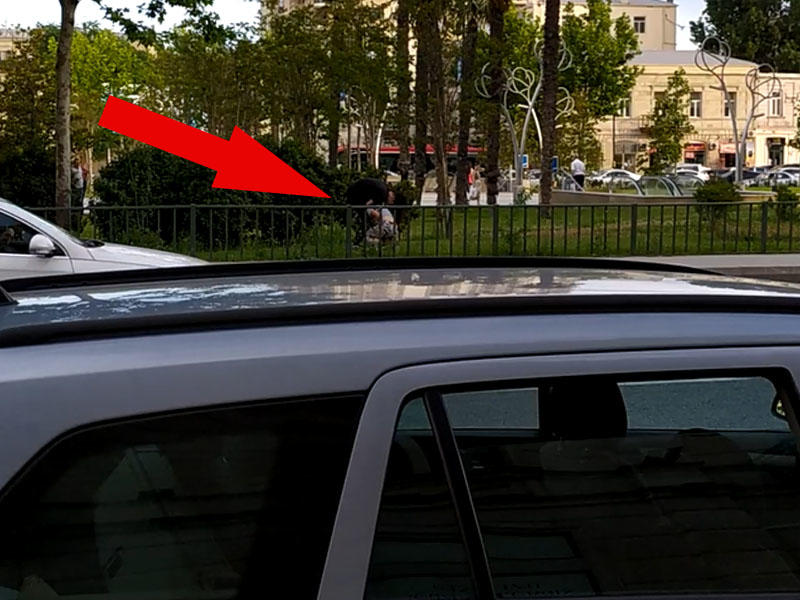 Bakının mərkəzində BİABIRÇILIQ - Oğlan qızı parkda... - VİDEO