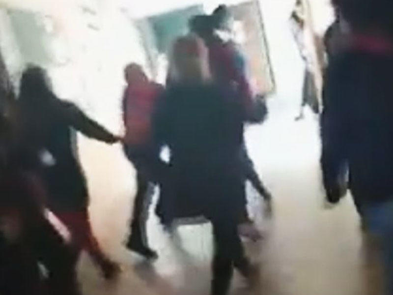 Məktəbdə 12 yaşlı qızlara toxunan müəlllim döyüldü - Davanın VİDEOsu