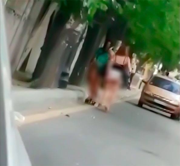 BAKIDA TRANSDAN KÜÇƏDƏ QEYRI-ETIK HƏRƏKƏT - VİDEO