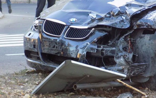 В Баку BMW врезался в рекламный щит, есть погибший