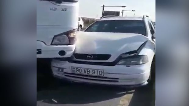 В Сумгайыте пассажирский автобус совершил ДТП - ВИДЕО