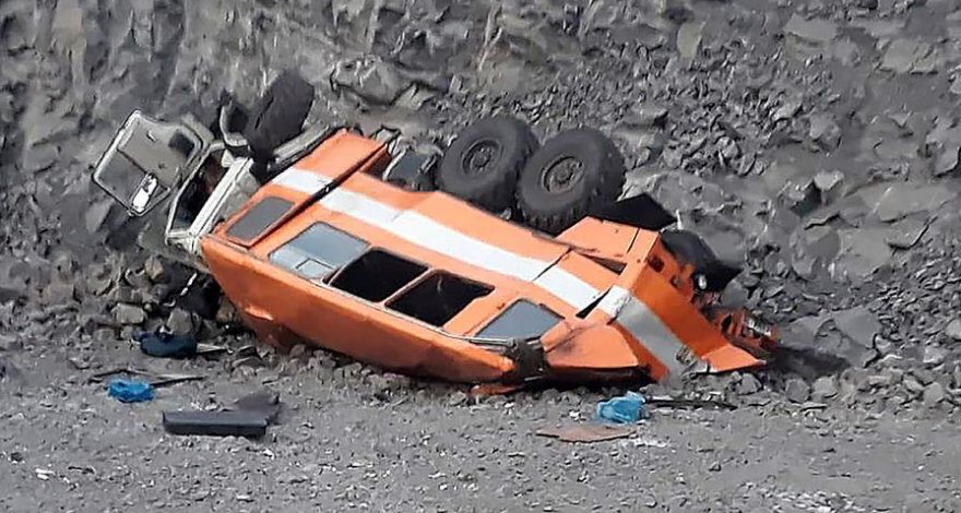 В Ярдымлы грузовик скатился в овраг, есть погибший