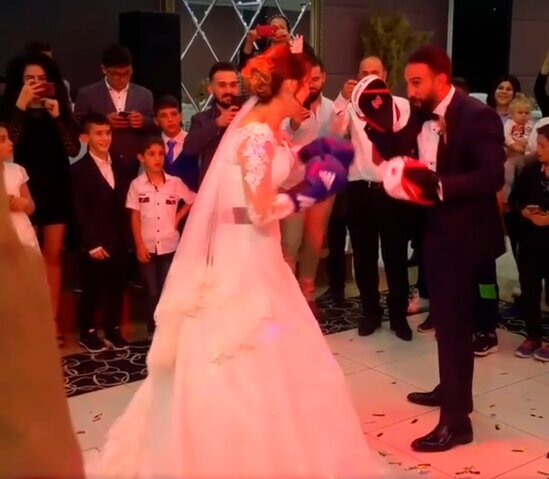 Azərbaycanlı dünya çempionu öz toyunda gəlinlə yumruqlaşdı - VİDEO