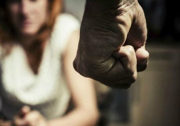 Yetkinlik yaşına çatmayan hamilə qızı əri döydü