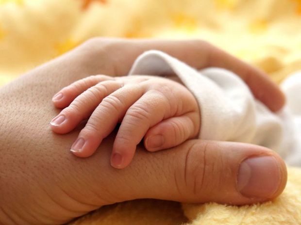 Qusarda qadın evinin həyətində uşaq dünyaya gətirdi, ikisi də öldü - YENİLƏNİB