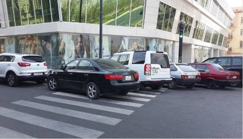 Bakıda parkinq hərc-mərcliyi yaşanır - VİDEO