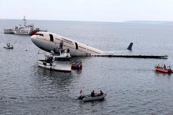 İNANILMAZ: Sərnişin təyyarəsi bir neçə saniyə ərzində batdı - VİDEO