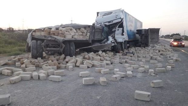 Sürücü sükan arxasında yatdı, maşını “KAMAZ”a çırpdı: yaralılar var - FOTO