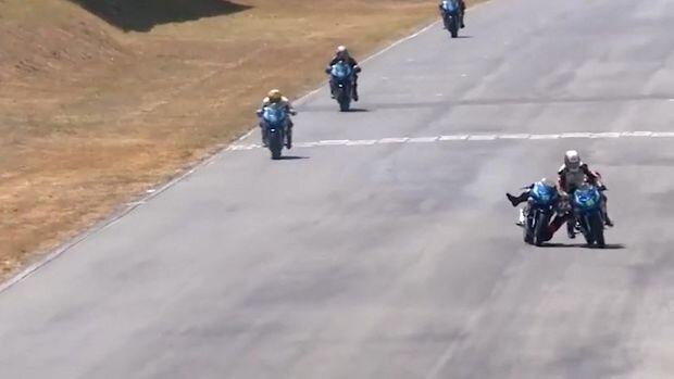 Çılğın motosikletçi rəqibinin motosikletinə atlanıb döyməyə başladı – Video