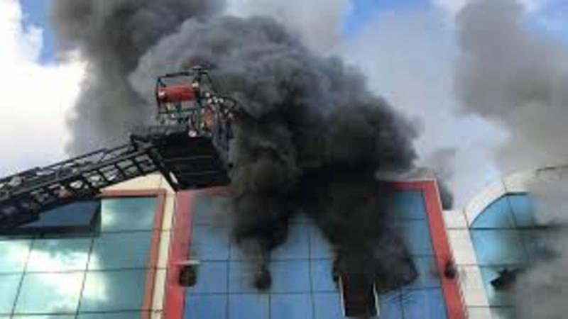 Son dəqiqə: şəhərin mərkəzindəki ticarət mərkəzində dəhşətli yanğın - Video